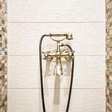 Dietro L Angolo, 2 Bath Sofie