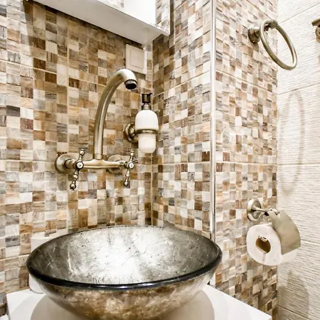 Dietro L Angolo, 2 Bath Szófia