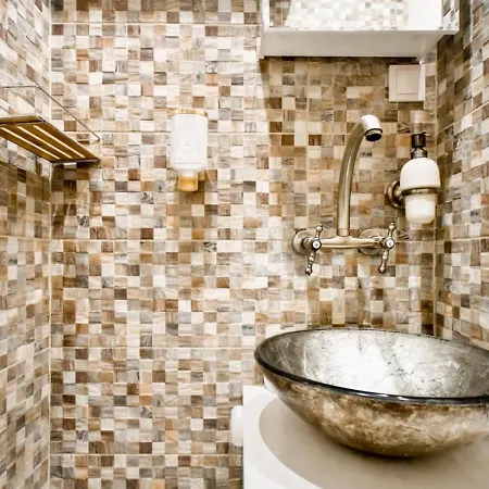 Dietro L Angolo, 2 Bath *