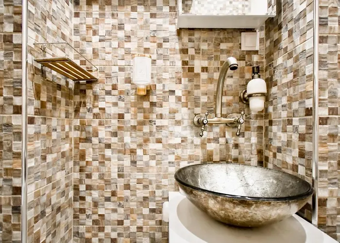 Dietro L Angolo, 2 Bath *